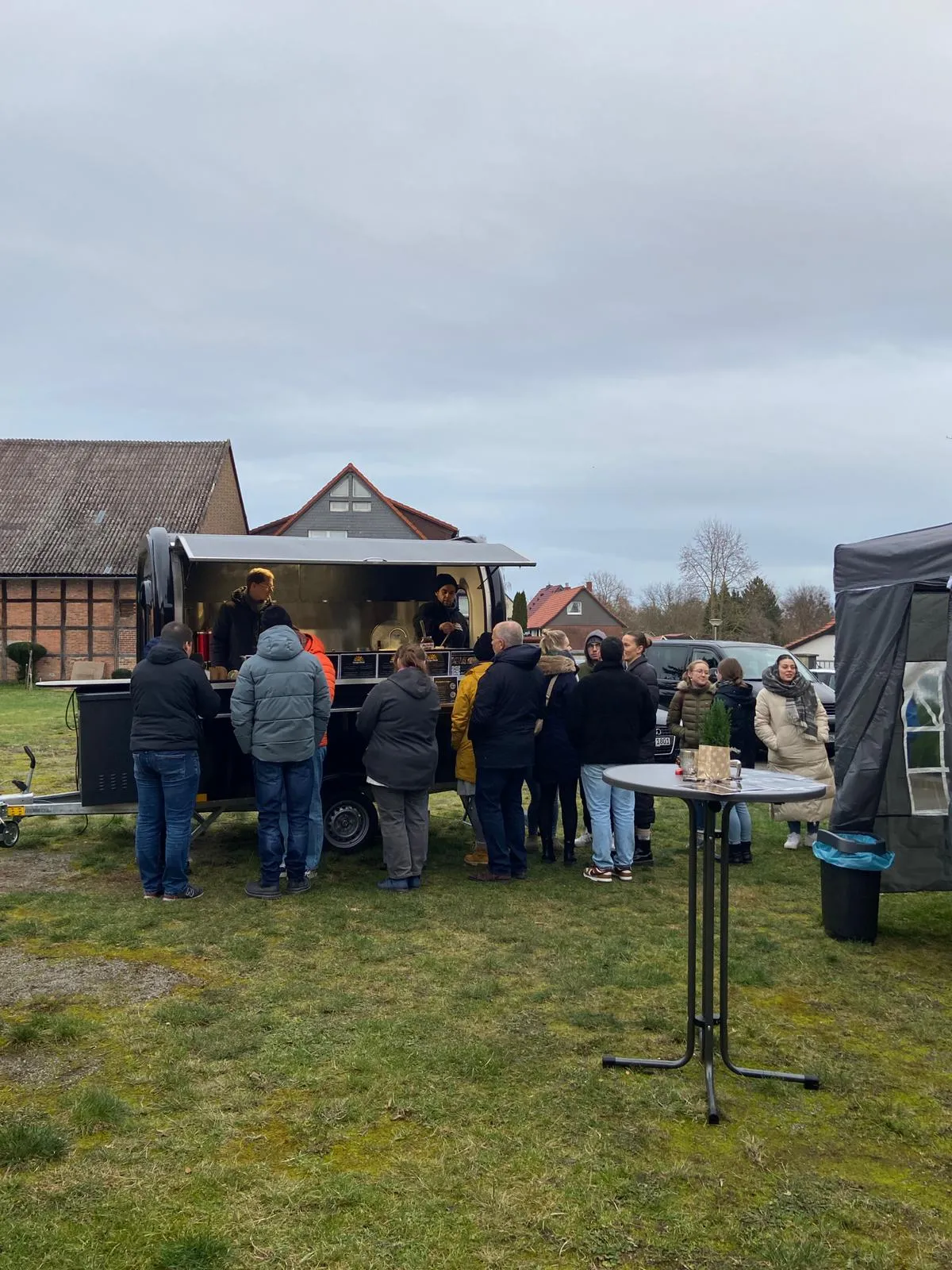 Gäste stehen bei einer Feier im Freien am Crêpe Diem Foodtruck an