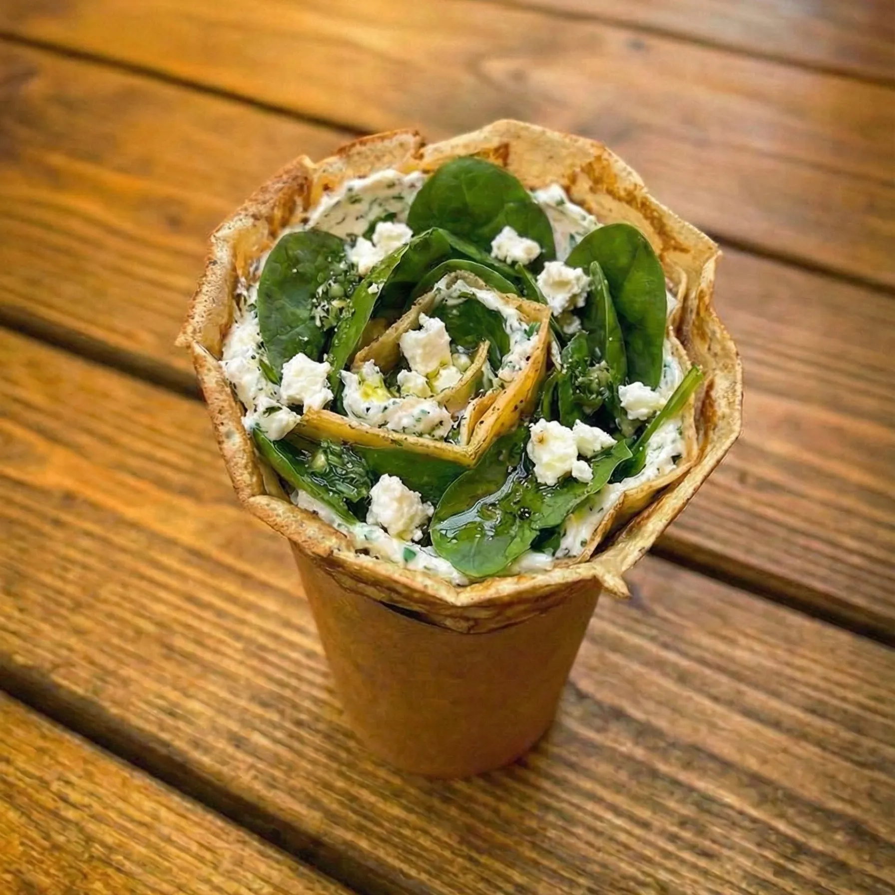 Spinat Feta Diem herzhafte Crêpe Roll mit frischem Spinat und Feta