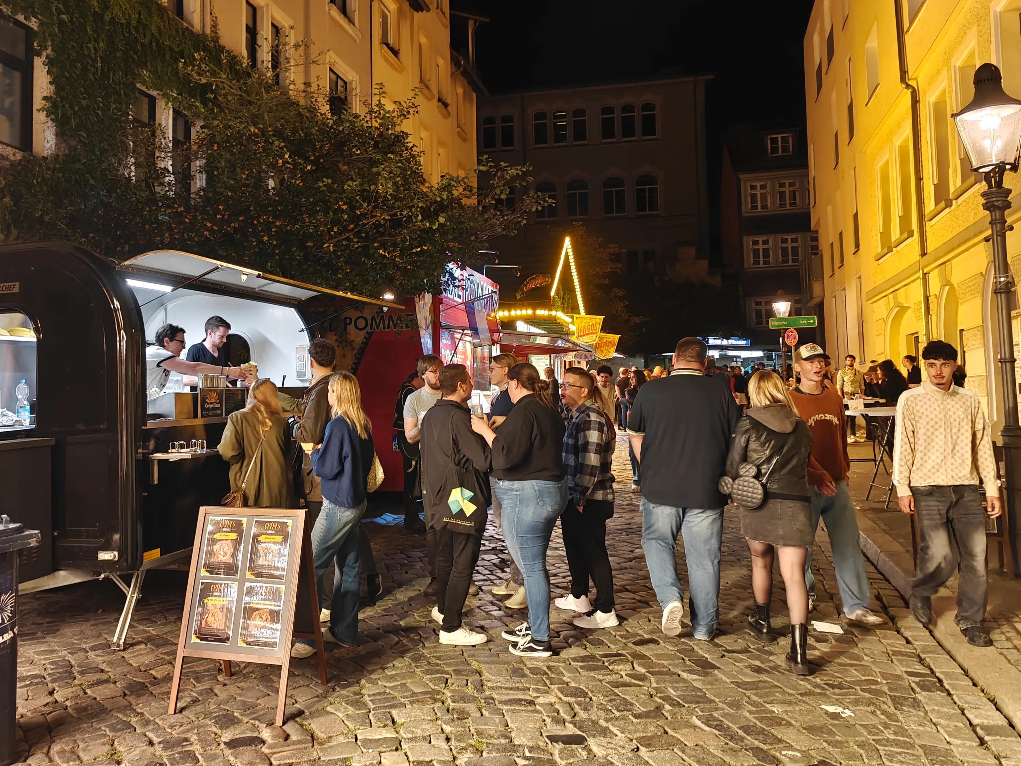 Crêpe Diem Foodtruck auf einem Stadtfest, umgeben von begeisterten Gästen