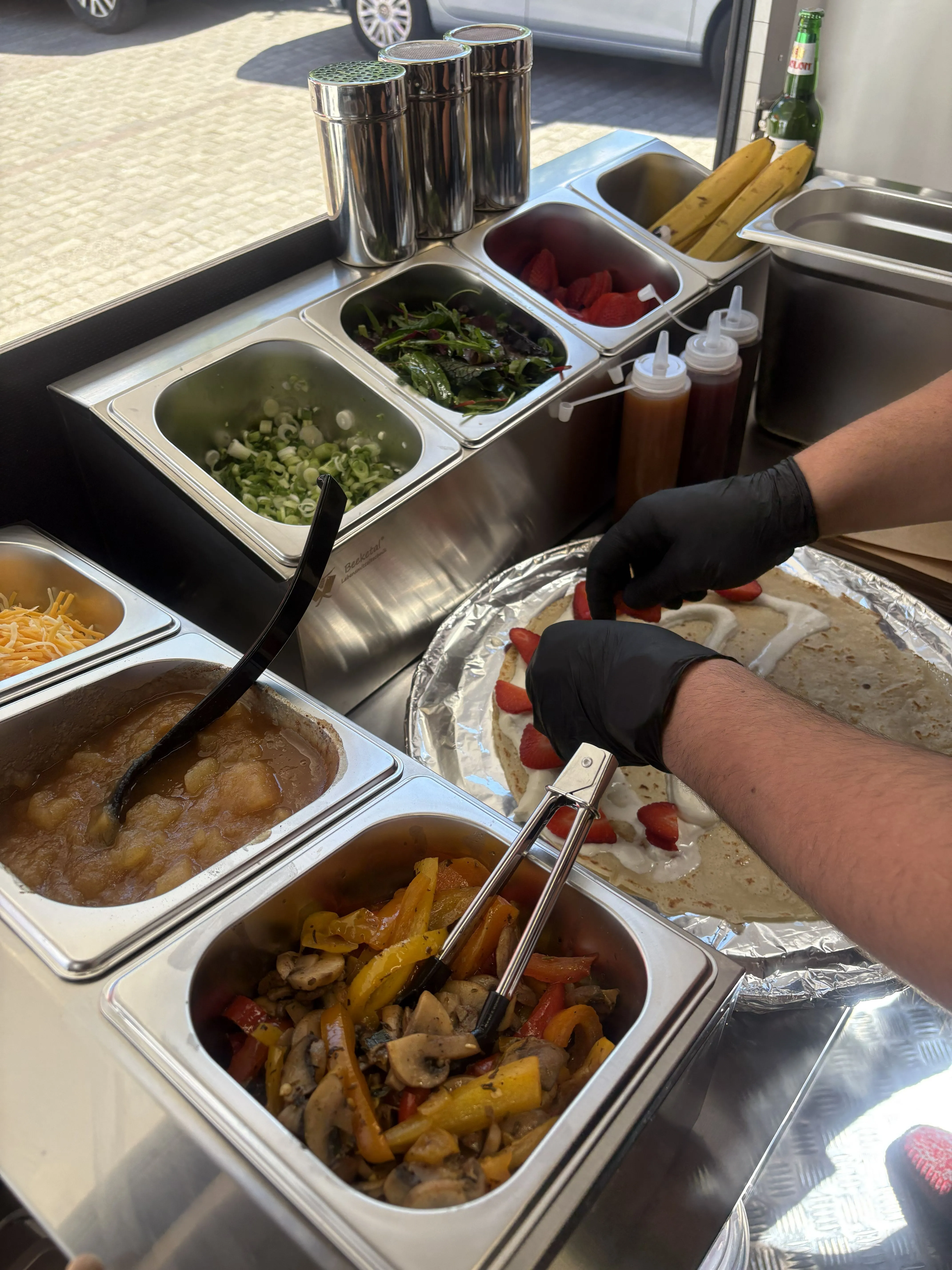 Frische Zutaten werden für Crêpe-Rolls vorbereitet – Gemüse, Obst und Saucen